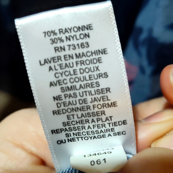 💲3 for $20💲Cable & Gauge XL Navy Floral LS Lightweight HiLo Sweater - Picture 6 of 6